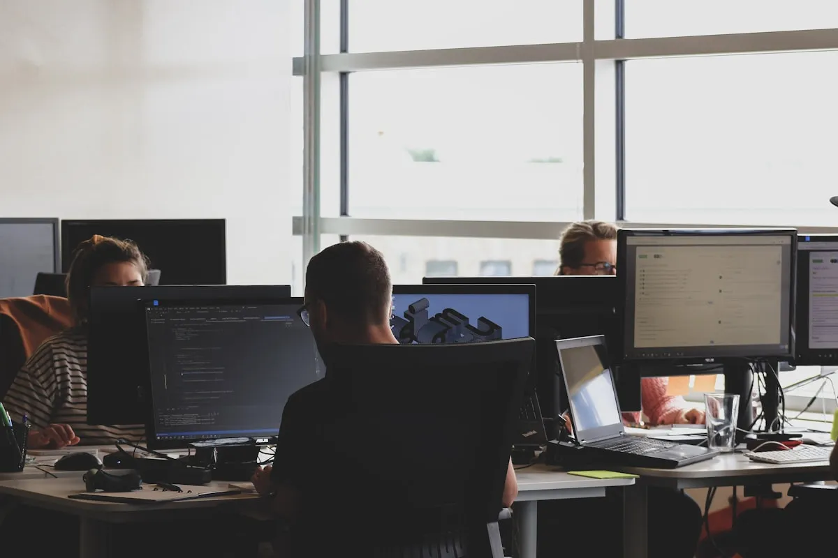 Equipo de desarrollo de software trabajando en un proyecto a medida